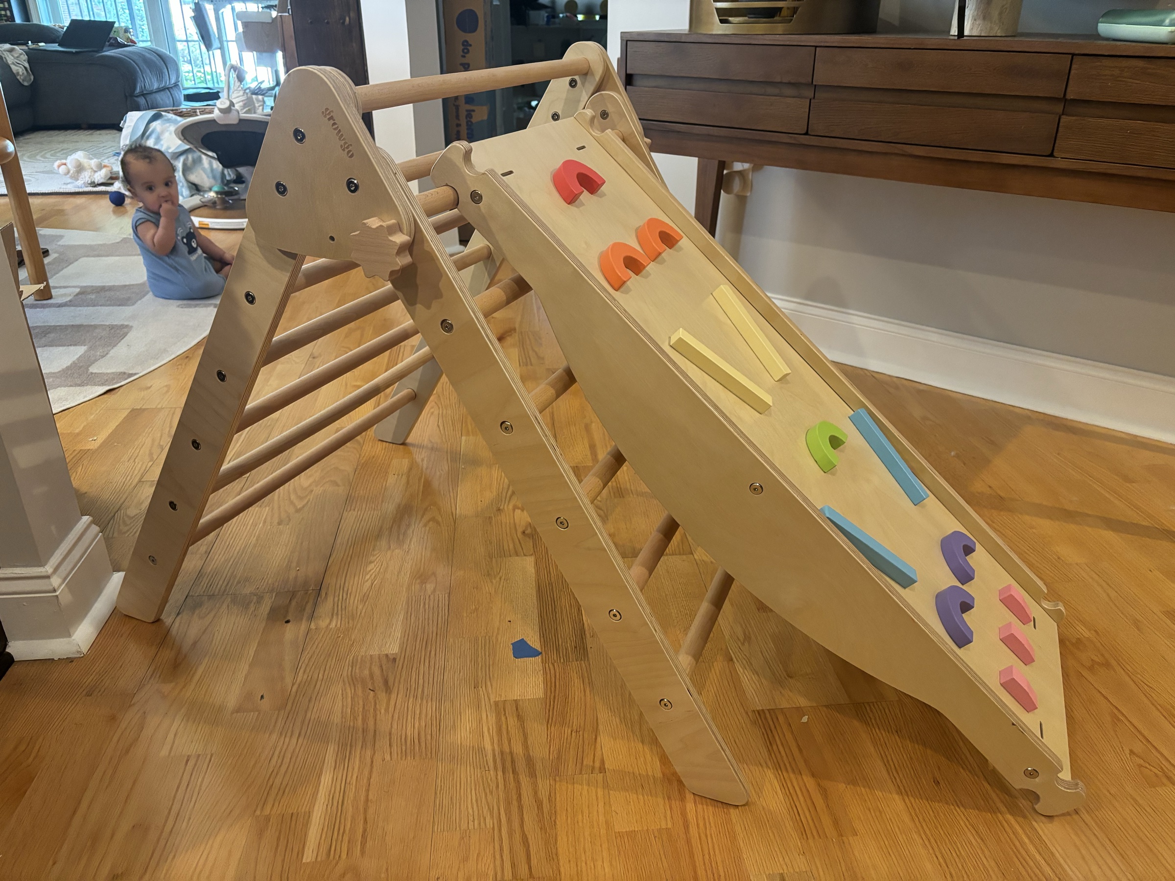 Pikler triangle with the climbing wall side